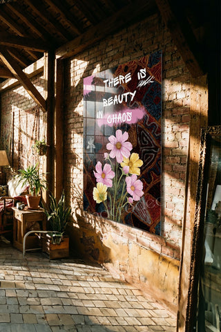 "Beauty in Chaos" Sanatsal Çiçek ve Graffiti Cam Tablo